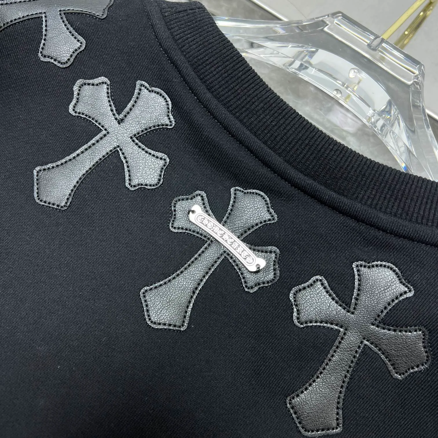 P240 Chrome Hearts🍁Autumn and winter 2025 simultaneous sale at counters Chrome Hearts heavy industry patchwork leather cross round neck sweatshirt improved customized version 1:1 high weight fabric 🌈Recommended colors: white black 🌈Cardage: S, M, L, XL.